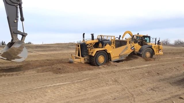 Volvo EC 700 Excavator pulling out a cat 627h scraper смотреть онлайн