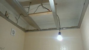 Потолок в ванной из ПВХ панелей