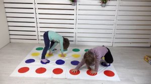 ТВИСТЕР Челлендж Дора и Алиса играют в игру для детей Twister \ Кто круче ?
