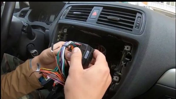 Установка магнитолы ISUDAR на VW Jetta 6