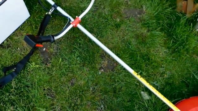 Podkaszarka - Kosa spalinowa Straus - Pierwsze uruchomienie kosy. смотреть онлайн