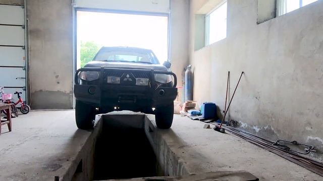 Mitsubishi L200 - разбираем машину, подготовка к рихтовке и покраске. Часть 1 смотреть онлайн