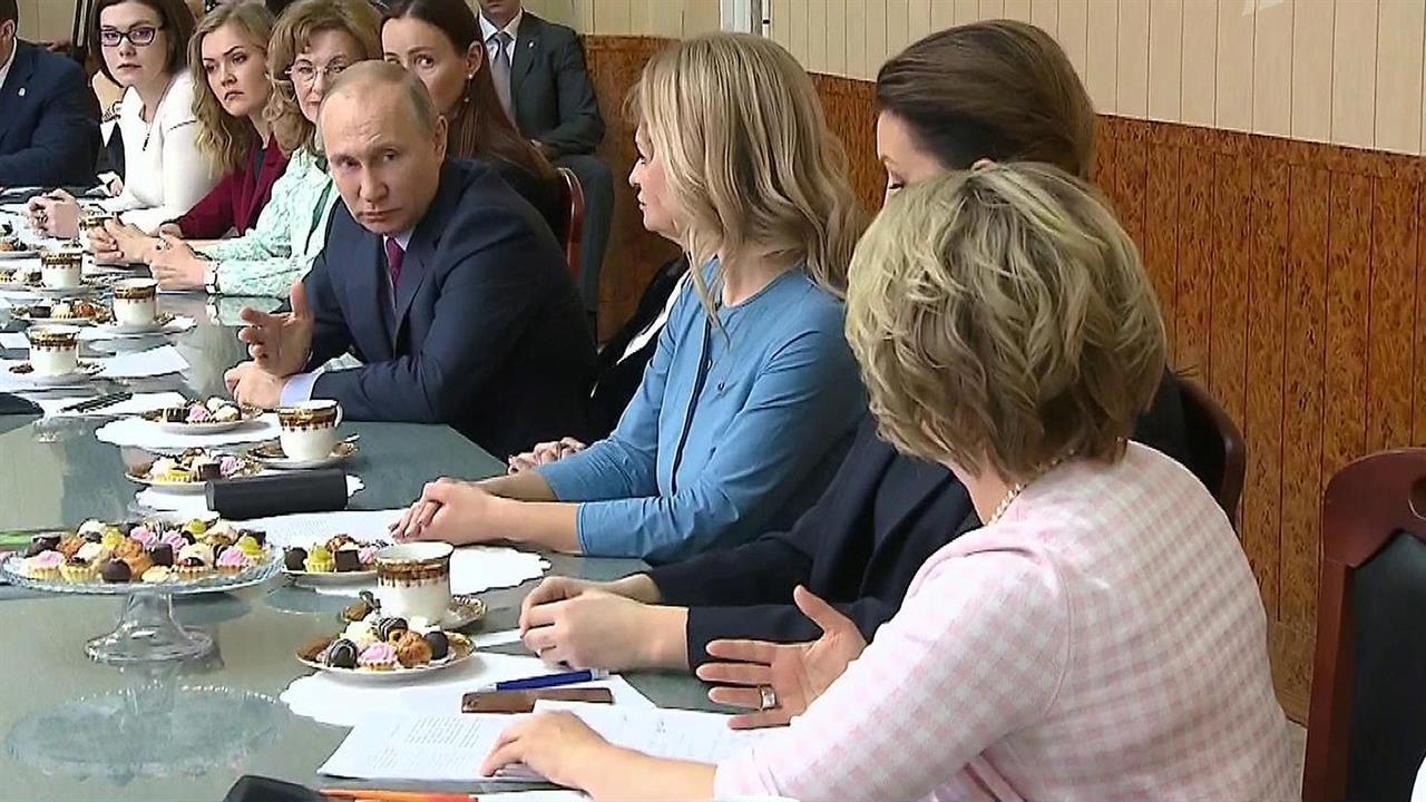 Владимир Путин в Самаре провел встречу с предпринимательницами и посетил хлебобулочный комбинат смотреть онлайн