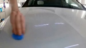 1.Убираем частицы дорожной краски с кузова автомобиля