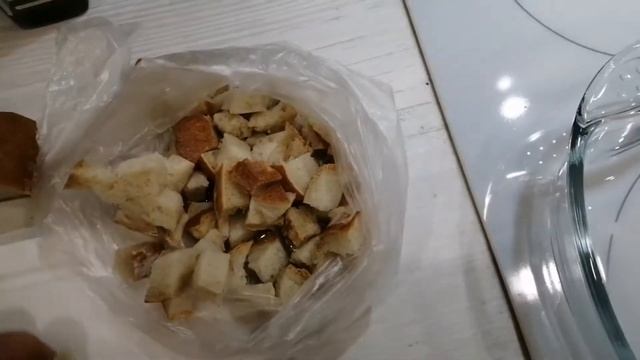 Готовлю сухарики для салата Цезарь смотреть онлайн