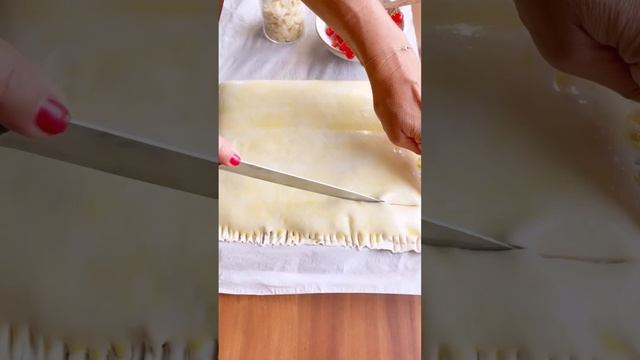 Слоённое тесто с творожной начинкой и смородиной