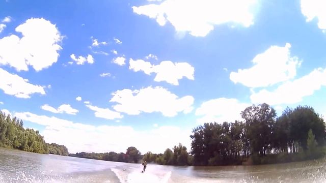 Алексей учится ездить на одной лыже!