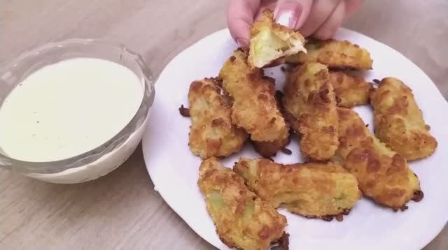 Обалденная закуска из кабачков в сырной панировке с хрустящей корочкой смотреть онлайн