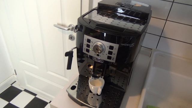 DeLonghi Magnifica S Espresso zubereiten Espresso machen DeLonghi Magnifica S ECAM 22 110 B смотреть онлайн