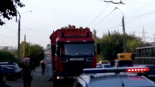 Лесовоз оборвал провода на Луганской смотреть онлайн