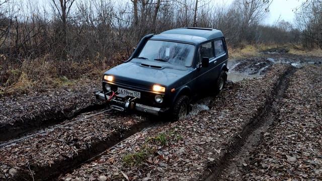Съемная лебедка на НИВУ, тест лебедки на НИВЕ. Глубокая колея, колеса над землей. смотреть онлайн
