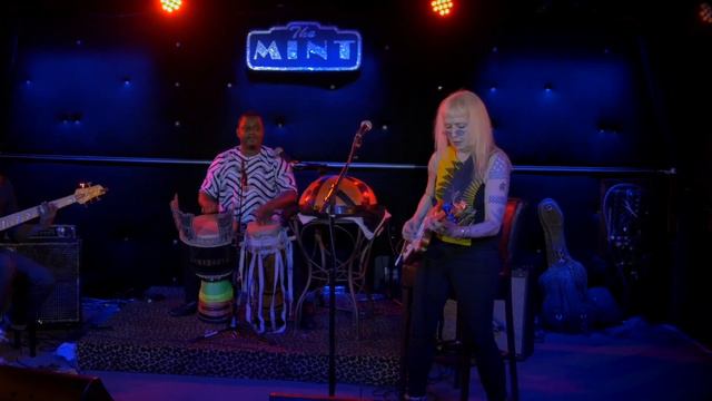 Leni Stern Trio - Assiko at The Mint. LA. 10.2017 смотреть онлайн