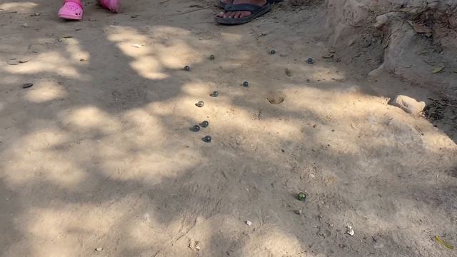 Let’s play कंचे | Marble Game | Girl Playing Marbles Game смотреть онлайн