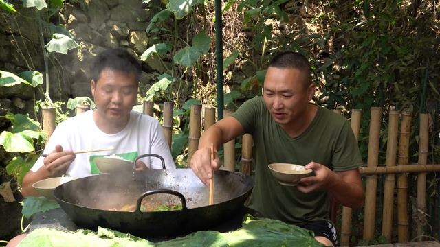 10斤牛雜，兩兄弟煮麻辣牛雜火鍋，麻辣開胃，就著大鍋吃過癮！ 【鐵鍋視頻】