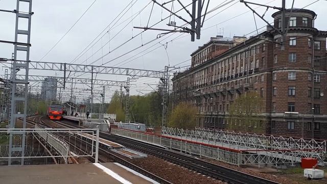 Электричка (ЭД4МК-0104) "Санкт-Петербург-Белоостров" на станции "Ланская" 12 мая 2022 года. смотреть онлайн