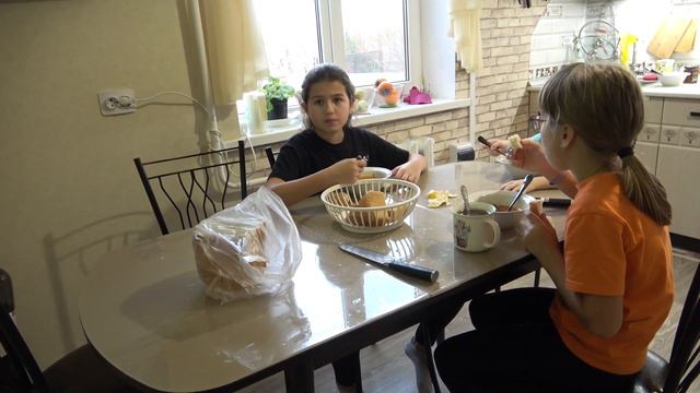 Дарина учиться готовить. Девчонки нахапали кружков, крутятся как белки) . 16.11.22. смотреть онлайн