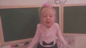 Маленькая девочка рассказывает стих