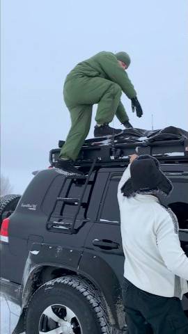 Катаемся на крыше Крузака по зимнику смотреть онлайн