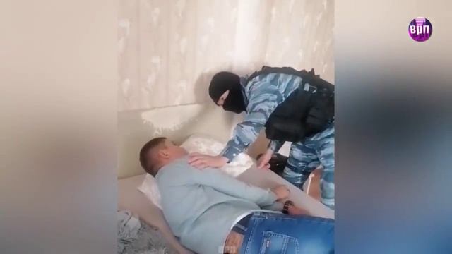 Крутые моники, ОМОНовец будит преступника, Как поляки выпивают смотреть онлайн