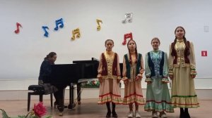 "Эту песню мать мне пела" ("Бер йыр йырланған") стихи Мустая Карима, музыка Замиры Шагиевой