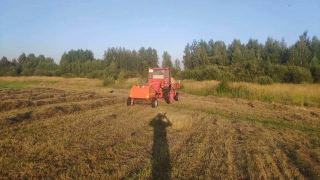 Китайский мини прессподборщик, рулоны сена по 20 кг. Уборка сена. Минипресс переделан в прицепной. смотреть онлайн