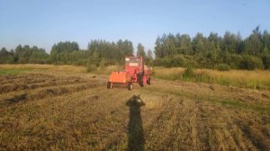 Китайский мини прессподборщик, рулоны сена по 20 кг. Уборка сена. Минипресс переделан в прицепной.