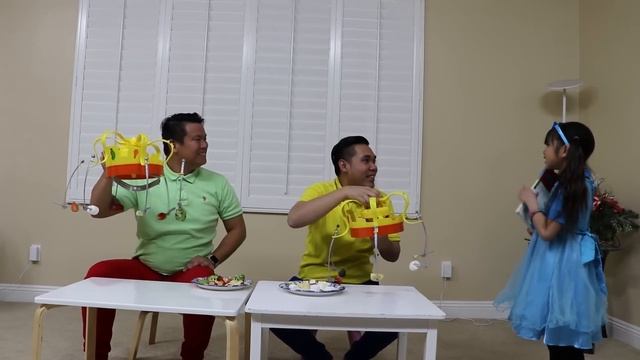 Emma Pretend Play CHOW CROWN Toy w Real Food смотреть онлайн