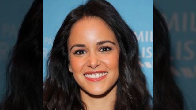 Melissa Fumero en "Blockbuster", los descubrimientos de belleza de "Brooklyn Nine-Nine" y la línea. смотреть онлайн