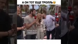 Трогает за попу журналистку