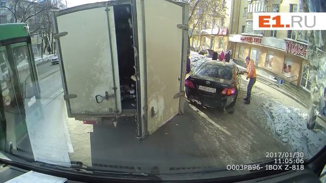 В Екатеринбурге водители поругались на дороге из-за выброшенной в окно банановой кожуры