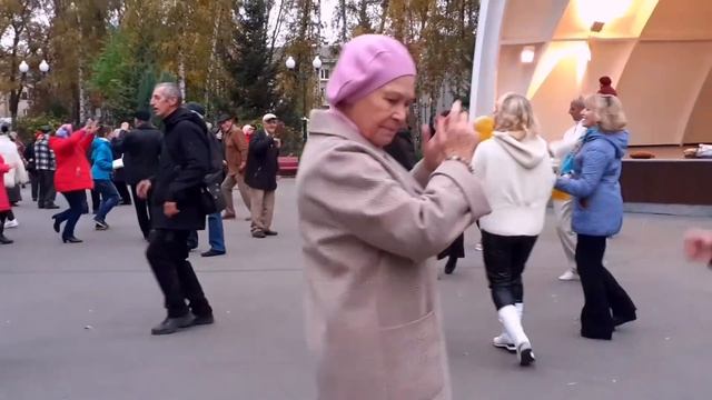 ПОЛЕВЫЕ ЦВЕТЫ СОБЕРУ БУКЕТ!???/СУПЕР ПЕСНЯ И ТАНЦЫ В ПАРКЕ ГОРЬКОГО ХАРЬКОВ ОКТЯБРЬ 2021 смотреть онлайн