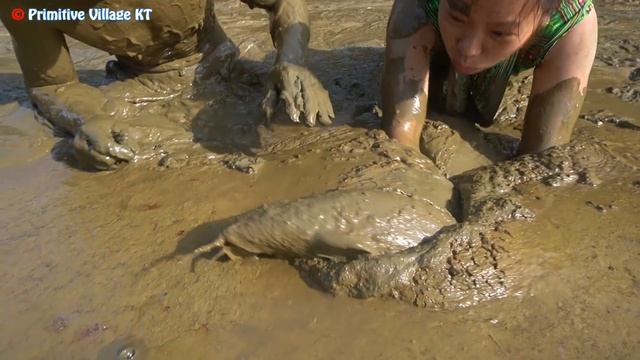 Survival Skills: Swimming in Mud Swamp meet Catfish - Unique Hand Fishing смотреть онлайн