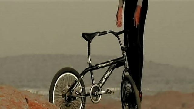 BMX STUNTS- (Blindfold) 61 Year old Indian Performs Extreme Yoga with his Bmx on Cliff Edges смотреть онлайн