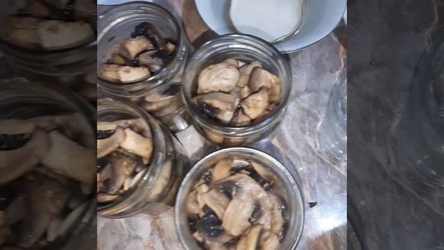 Шампиньоны маринованные.