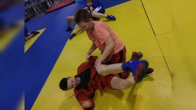 Тренировка по борьбе самбо, дети, спорткомплекс МИИТ смотреть онлайн