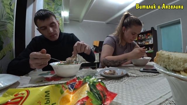 ДАЛ АНГЕЛИНЕ 1000 РУБЛЕЙ / ЧТО КУПИТ ДЕВУШКА НА 1000 РУБЛЕЙ / ОБЗОР ПОКУПОК смотреть онлайн