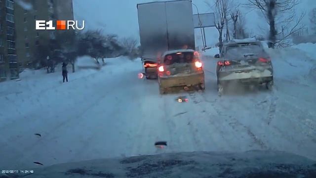 Фура на Селькоровской не смогла подняться в горку и покатилась вниз