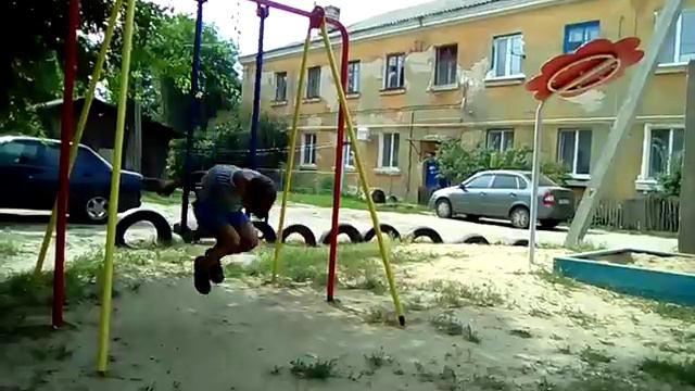 Я катаюсь на качелях и после прыгаю смотреть онлайн