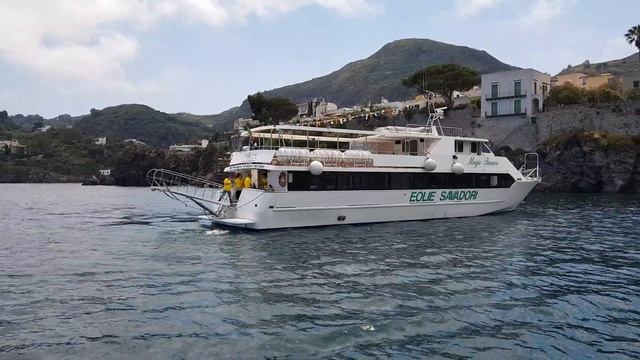 Швартовка корабля Eolie Savadori. Остров Липари, Isola Lipari. Италия, Сицилия смотреть онлайн