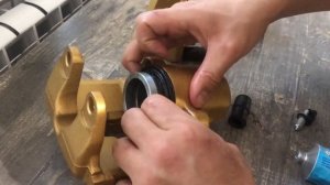 КАК правильно СОБРАТЬ СУППОРТ? И нужно ли смазывать направляющие СУППОРТОВ ATE.