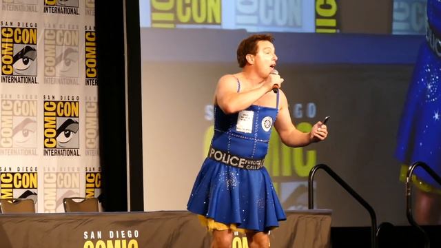 John Barrowman Singing "Copacabana" at San Diego Comic Con смотреть онлайн