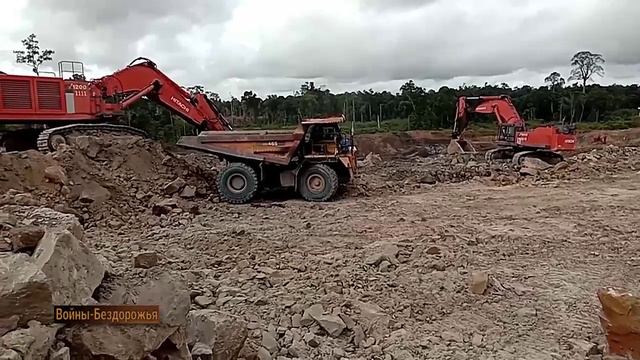 УДИВИТЕЛЬНЫЙ Большой экскаватор Komatsu PC1250 для тяжелой горнодобывающей техники и самосвал Volvo смотреть онлайн