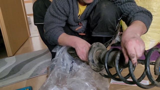 Заменили переднюю стойку w638 на парковке в Германии #СобралСтойкуДляVITO смотреть онлайн