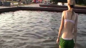 Купание в фонтане на Поклонке.