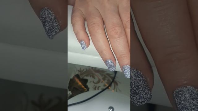 Коррекция ?Однотонное покрытие светоотражающим г/лаком?Серый г/лак+Слайдер-дизайн со стразами? смотреть онлайн