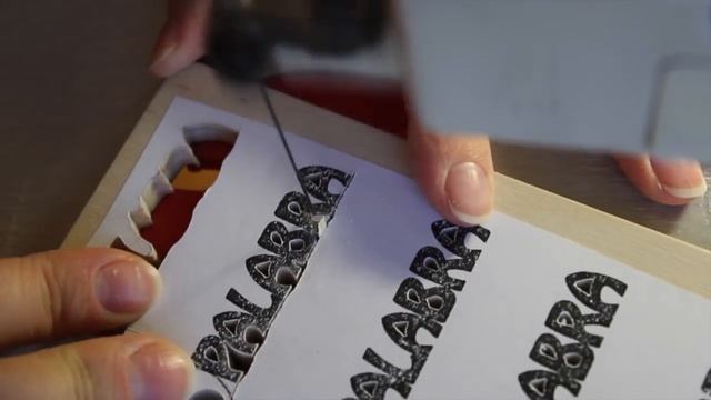 Выпиливание лобзиком из фанеры брелок-магнитик. Scroll saw Jet jss 16. смотреть онлайн