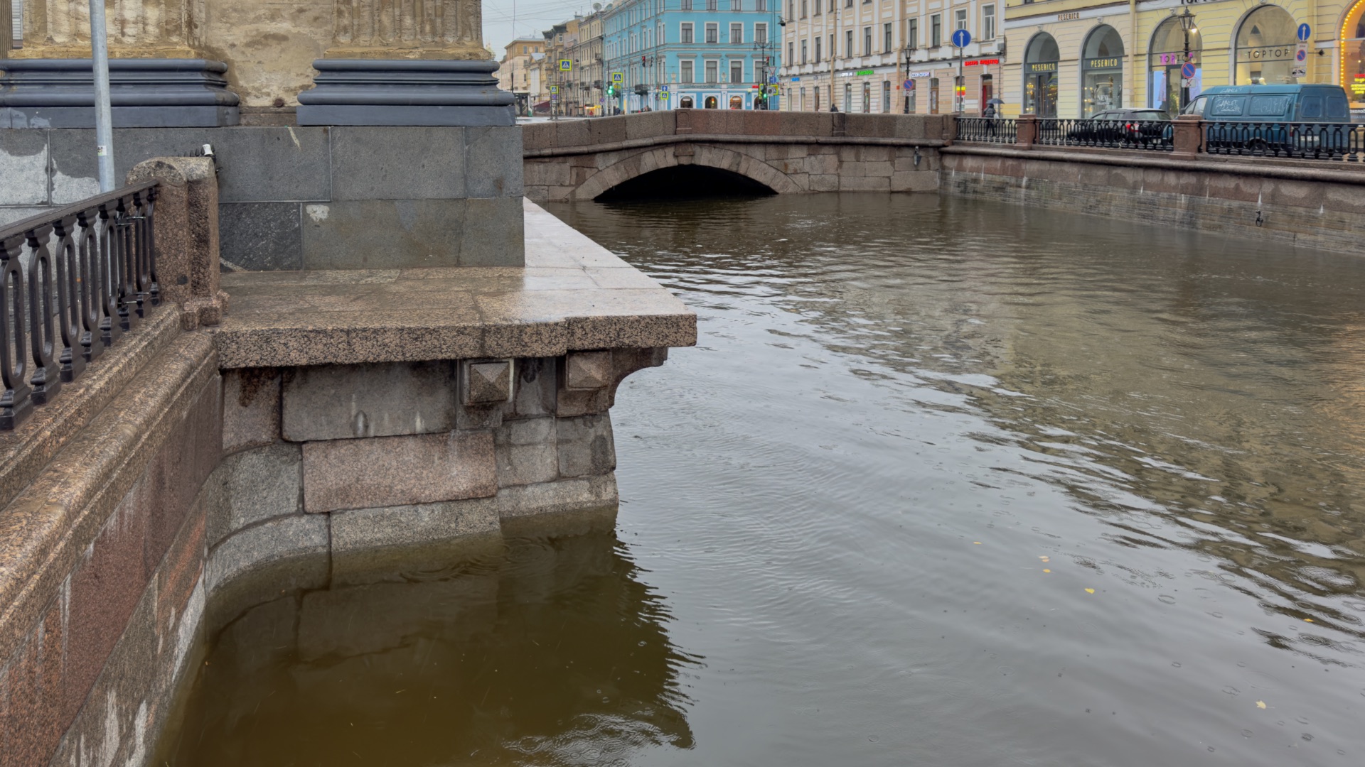 ??Прогулка по Петербургу в непогоду. Обратная сторона Казанского собора. Наводнение. смотреть онлайн