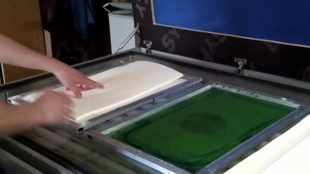 Оборудование для шелкографии. Засветка трафарета пред печатный процесс.MP4 смотреть онлайн