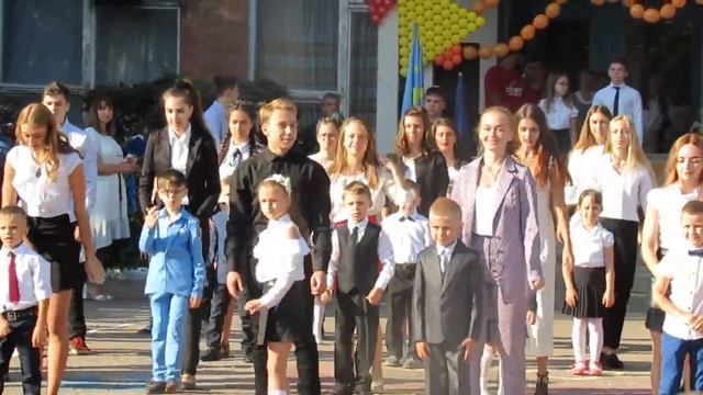 Танец первоклашек с одиннадцатиклассниками 12 школа смотреть онлайн