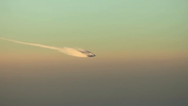 Почему самолёты оставляют белый след в небе? смотреть онлайн